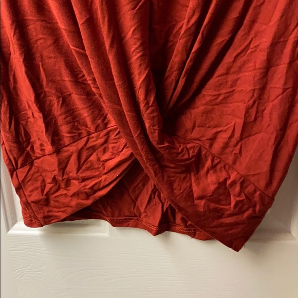 Rust colored tied top - Picture 3 of 6